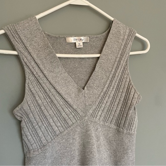 3/$30 | Old Navy Y2K Vintage Gray Fitted V Neck Tank - Picture 2 of 8